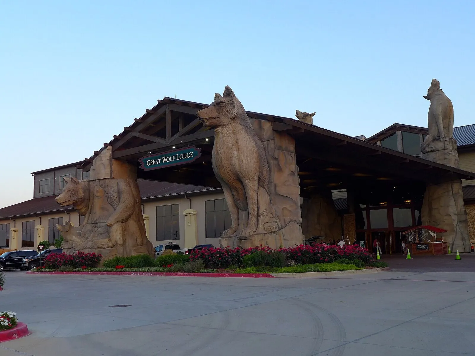 Wolf statues at the entrance to Great Wolf Lodge Grapevine