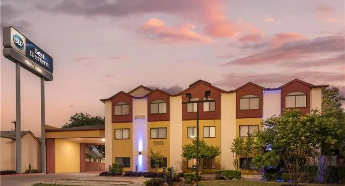 Exterior and sign of Best Western Alamo Suites in San Antonio