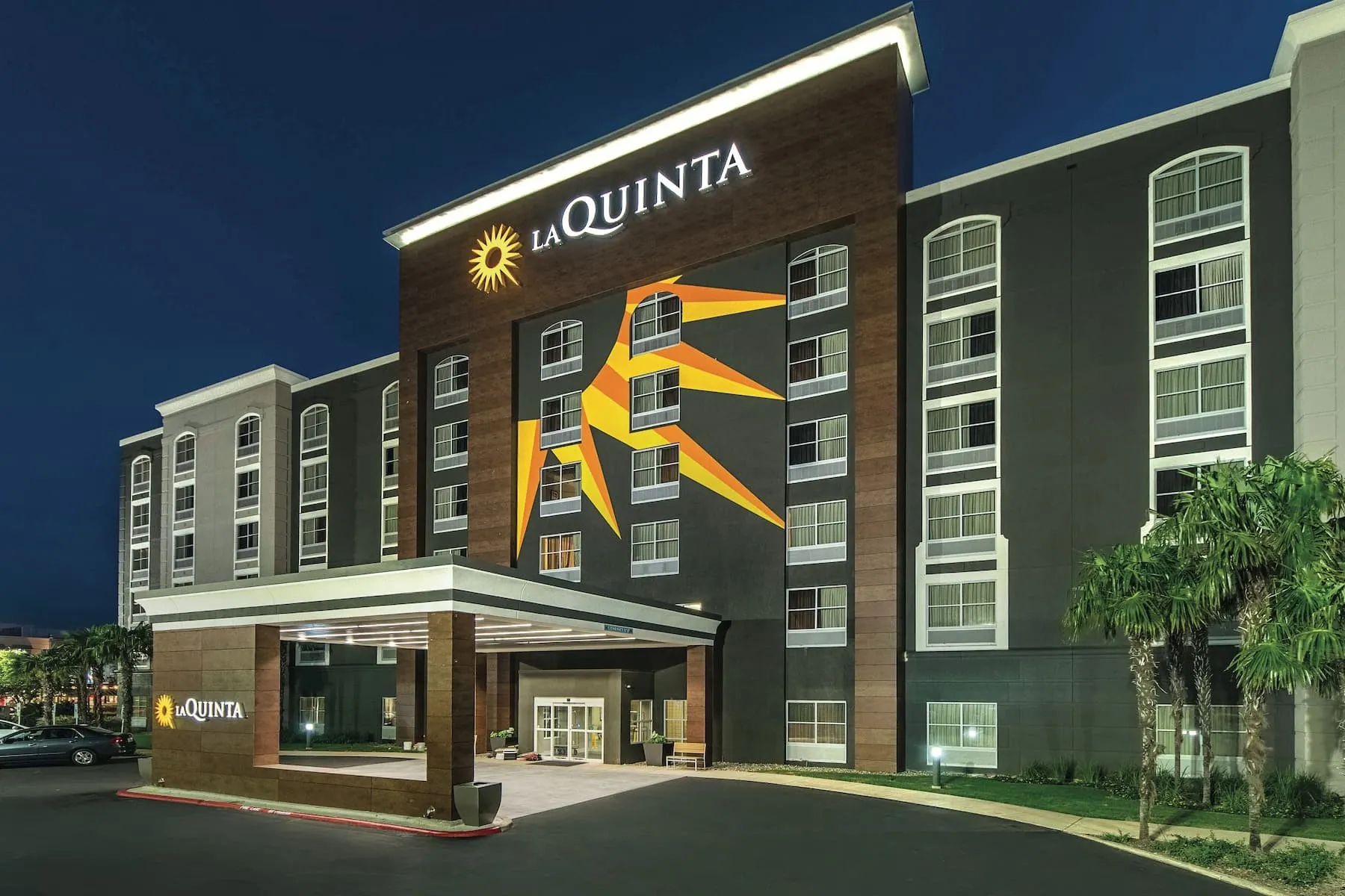 La Quinta Inn and Suites San Antonio Downtown illuminated at night