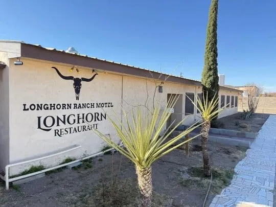 The Longhorn Ranch Motel entrance and sign
