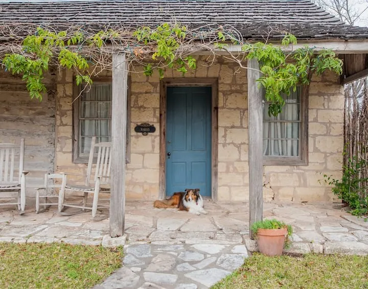 The porch and blue door of Maria's Suite at Austin Street Retreat