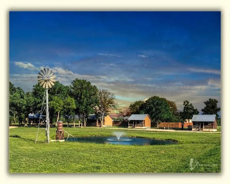 The pond and grounds at Vineyard Trail Cottages