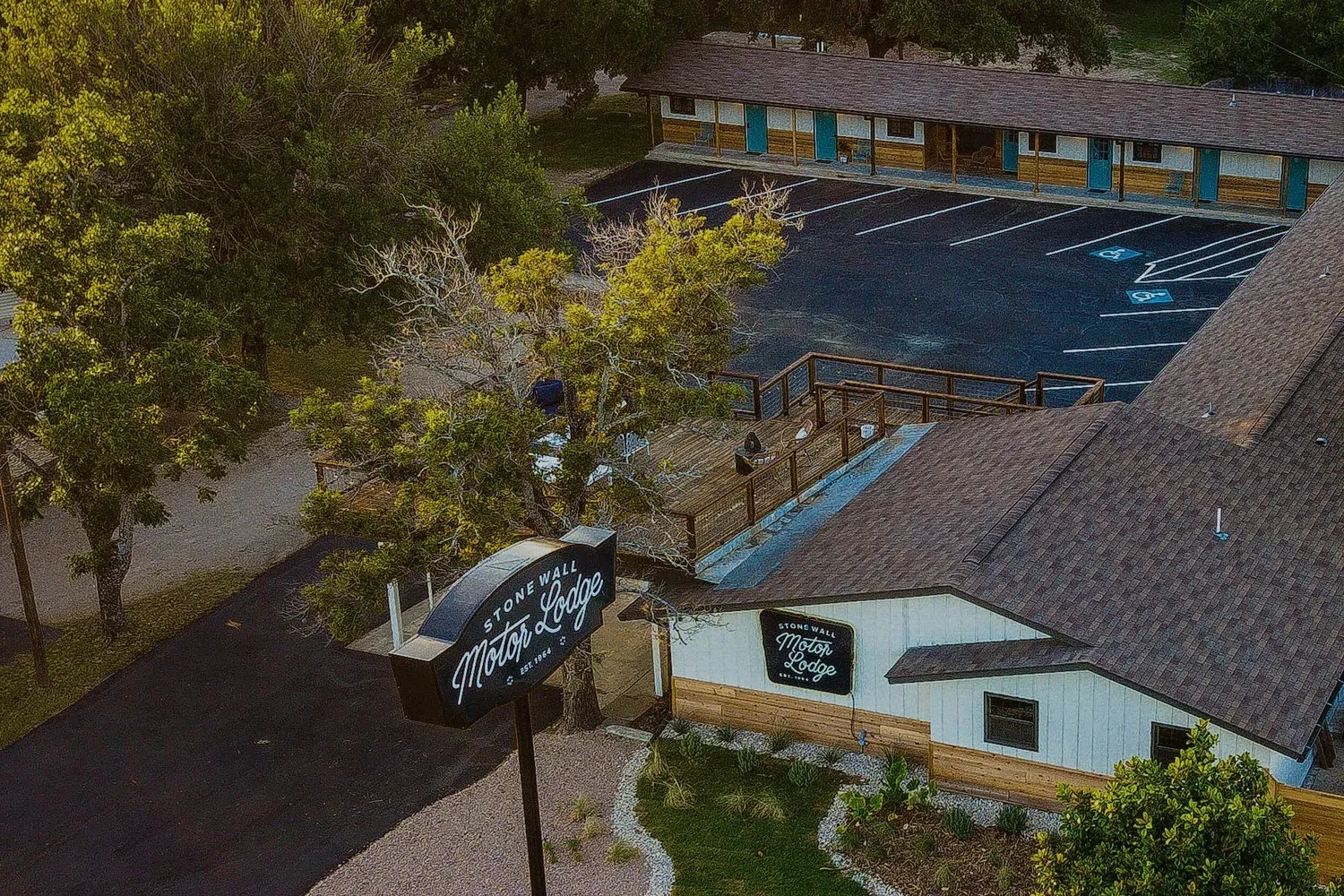 Aerial view of Stonewall Motor Lodge and its roadside sign