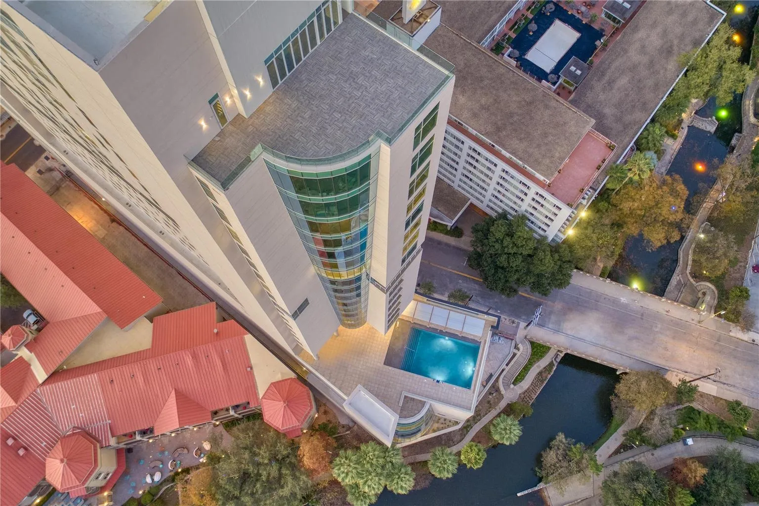 Aerial view of Thompson San Antonio Riverwalk and the river below